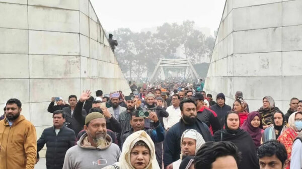 খালেদা জিয়ার কবরে নেতাকর্মী ও সাধারণ মানুষের ঢল ॥ জুম্মার পর বিশেষ দোয়া