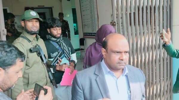 নাচোলে সরকারি ঔষধ পাচারকালে প্রাণীসম্পদ কর্মকর্তাসহ ৫জন আটক