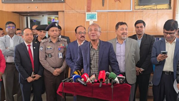 বিশেষ পরিস্থিতিতে ভোট কেন্দ্রের ভেতর যেতে পারবেন সশস্ত্র বাহিনীর সদস্যরা-স্বরাষ্ট্র উপদেষ্টা