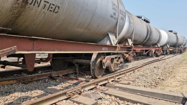 চাঁপাইনবাবগঞ্জে তেলবাহী ট্রেনের ওয়াগন লাইনচ্যুত ॥ রেল চলাচল বন্ধ