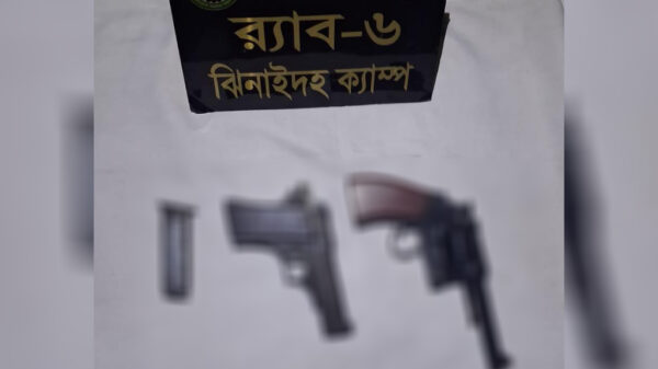 র‌্যাবের অভিযানে পরিত্যক্ত অবস্থায় বিদেশি আগ্নেয়াস্ত্র ও ম্যাগাজিন উদ্ধার