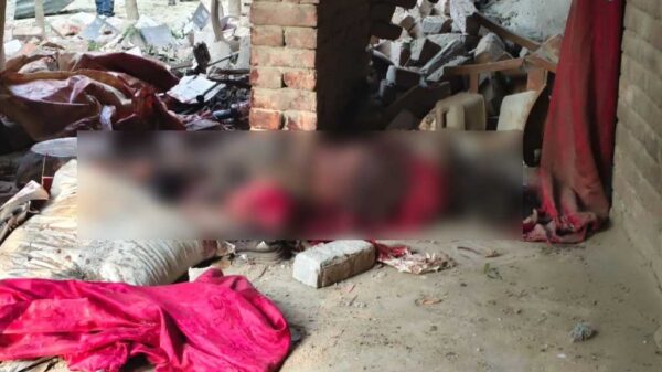 স্থানীয় আধিপত্য বিস্তারে সন্ত্রাসীদের প্রস্তুতি- চাঁপাইনবাবগঞ্জে বোমা তৈরীর সময় বিকট বিষ্ফোরণ ॥ নিহত ২ ॥ গুরুত্বর আহত ৩