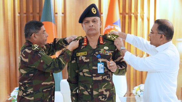 প্রথম সশস্ত্র বাহিনী অফিসে প্রধানমন্ত্রী ॥ দুই সেনা কর্মকর্তাকে পরালেন র‌্যাঙ্ক ব্যাজ