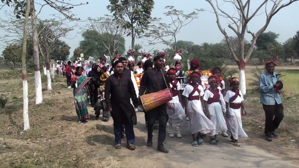 বাবুডাইং আলোর পাঠশালার একুশ উদযাপন ॥ বাঁশ-কঞ্চির মিনারে ফুলের শ্রদ্ধা
