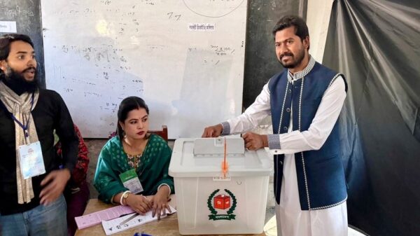 জীবনের প্রথম ভোট দিলেন গণঅধিকার পরিষদের সভাপতি প্রার্থী নুর