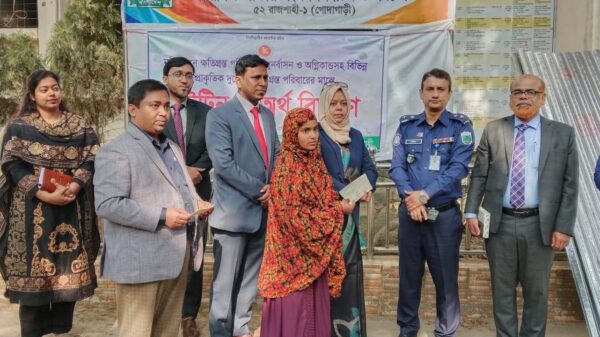 গোদাগাড়ীতে অসহায় হতদরিদ্রদের মাঝে ঢেউটিন ও নগদ অর্থ প্রদান