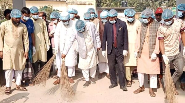 নাচোলে স্বাস্থ্য কমপ্লেক্স পরিষ্কার করলেন এমপি মিজানুর রহমান