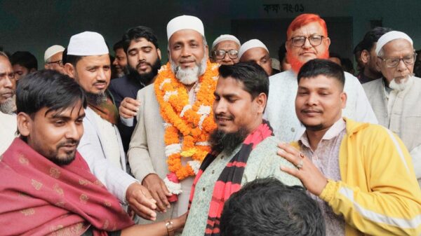 নাচোলে নবনির্বাচিত এমপি ড. মিজানুর রহমানকে নেতা-কর্মীদের ফুলেল শুভেচ্ছা