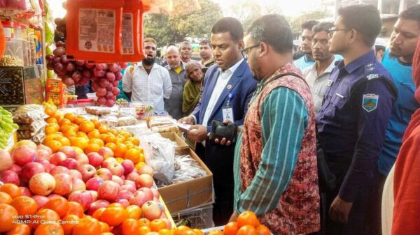 নাচোলে পবিত্র রমজান উপলক্ষে বাজার মিনিটরিংয়ে উপজেলা প্রশাসন