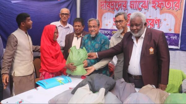 নওগাঁয় ২শ পরিবারের মধ্যে ইফতার সামগ্রী বিতরণ