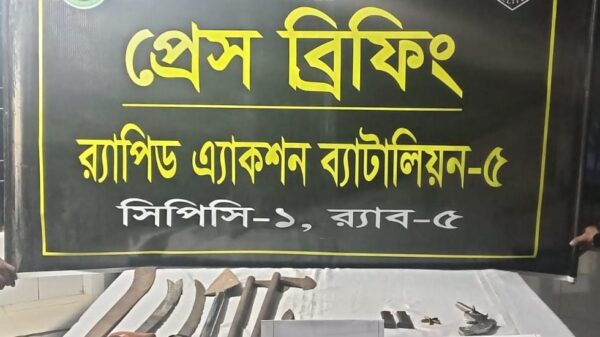 চাঁপাইনবাবগঞ্জে র‌্যাবের অভিযানে পিস্তল-ম্যাগজিন ও দেশী অস্ত্র উদ্ধার