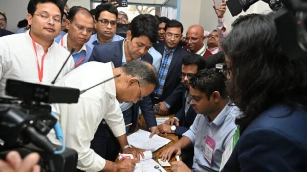 স্বপরিবারে ঢাকার গুলশান কেন্দ্রে ভোট দিয়েছেন তারেক রহমান