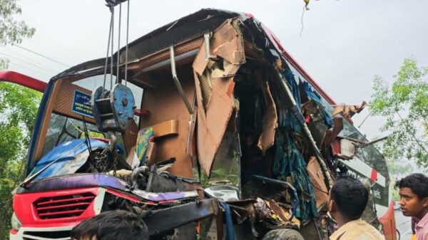 দিনাজপুরে যাত্রীবাহী বাস ও ট্রাকের মুখোমুখি সংঘর্ষে দুইজন নিহত ॥ আহত-৬