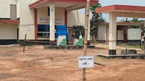 তেল নাই’ সাইনবোর্ড ॥ ভেতরে সাড়ে ৯ হাজার লিটার জ্বালানী! গোমস্তাপুরে পাম্পে জরিমানা