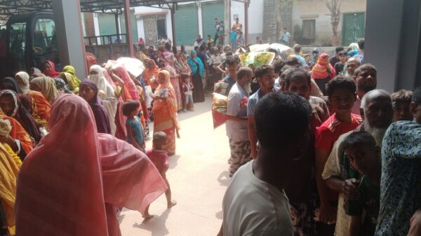 রহনপুরে ভিজিএফ’র চাল নিতে দীর্ঘ লাইন ॥ অপেক্ষায় সহস্রাধিক মানুষ