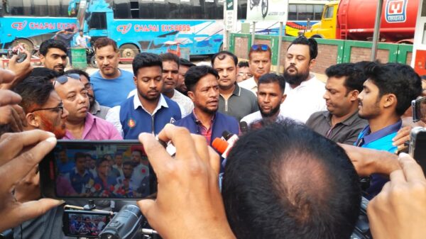 চাঁপাইনবাবগঞ্জে বিএসটিআই এর প্রতিনিধিদল- ফুয়েল স্টেশনে অন্ততঃ ৭৫০ লিটার জ্বালানি মজুদ থাকা বাধ্যতামূলক-বিএসটিআই কর্মকর্তা