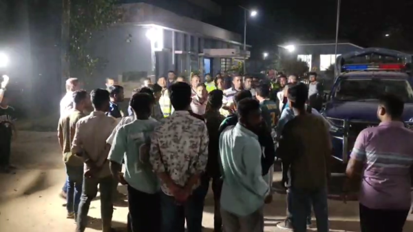 ঠাকুরগাঁও এসপির গাড়িতে চাপা দিয়ে চালককে মারধর ॥উল্টো শ্রমিকদের বিশৃঙ্খলা