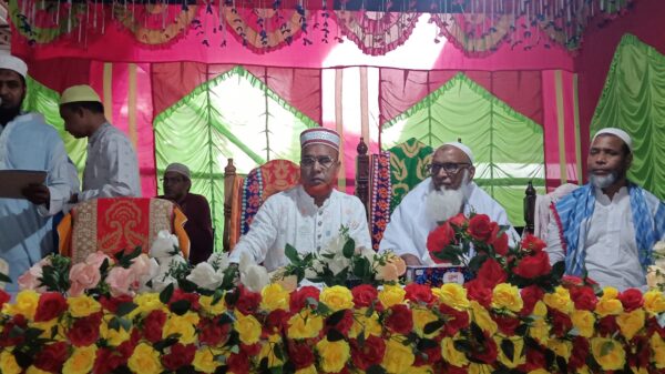 গোমস্তাপুরে মেসার্স ফিন্টু অটোরাইস মিলে ইফতার মাহফিল