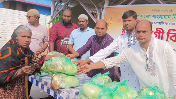 চাঁপাইনবাবগঞ্জে অসহায়-দুঃস্থদের মাঝে খাদ্য সামগ্রী বিতরণ