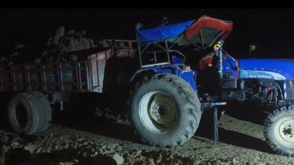 চাঁপাইনবাবগঞ্জে প্রশাসনের অভিযান- ২টি ট্র্যাক্টর ও ১টি এস্কেভেটরসহ ২ মাটিখেকো গ্রেফতার