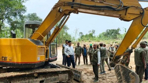 ভালুকায় অবৈধভাবে মাটি কাটার সময় এক্সকাভেটর জব্দ