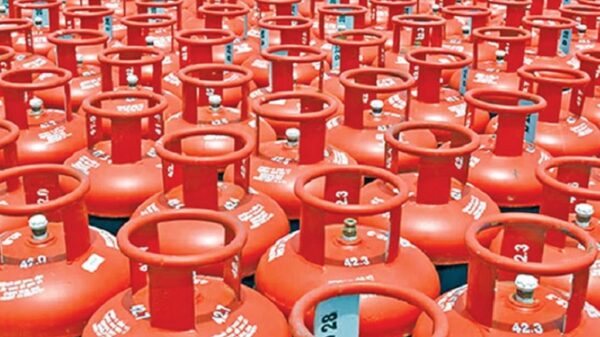 এলপিজি গ্যাসের দাম এক লাফে বাড়ল ৩৮৭ টাকা