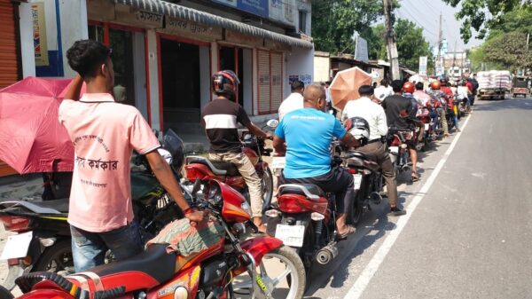 সর্বোচ্চ সতর্কতায় জেলা প্রশাসন- জেলায় জ্বালানী সরবরাহ স্বাভাবিক ॥ সংকট সৃষ্টি ও পাচার গুজবে ব্যস্ত একটি মহল-চিহ্নিত করে ব্যবস্থা গ্রহণ জরুরী