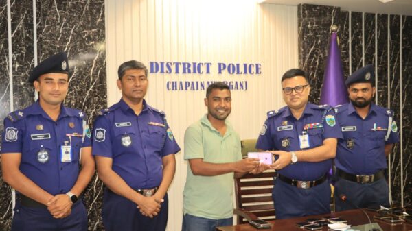 চাঁপাইনবাবগঞ্জে উদ্ধার হওয়া ১৪টি মোবাইল ফোন মালিকের কাছে হস্তান্তর