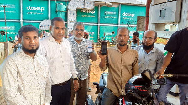 নওগাঁর ফিলিং স্টেশনে ফুয়েল ব্যবস্থাপনা অ্যাপে দেয়া হচ্ছে জ্বালানী