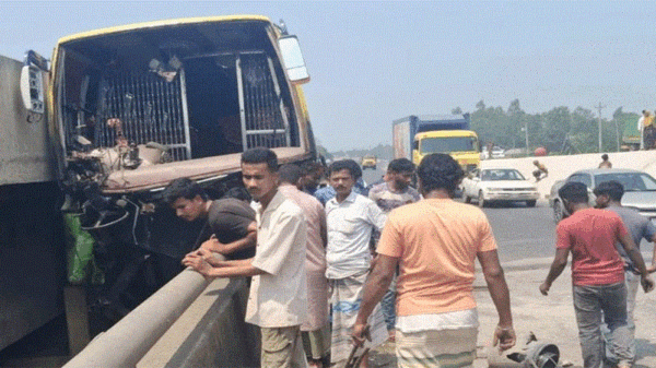 সিরাজগঞ্জে যাত্রীবাহী বাস উল্টে নিহত-৩ ॥ আহত-১০