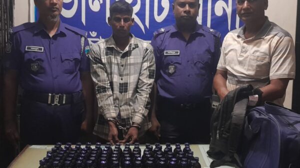 ভোলাহাটে পুলিশের অভিযানে ভারতীয় ‘ইসকাপ’ সিরাপসহ যুবক আটক